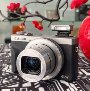 Canon G7 X Mark III 20.1MP vlogging compact camera with flip screen and accessory bundle – excellent condition