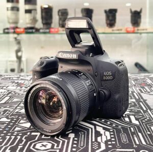 Canon EOS 800D 24.2MP entry-level DSLR camera with 18-55mm lens – excellent condition