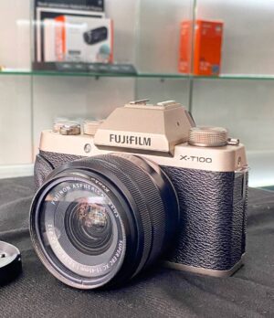 Fujifilm X-T100 entry-level mirrorless camera with 24MP APS-C sensor and 15-45mm lens – like new condition