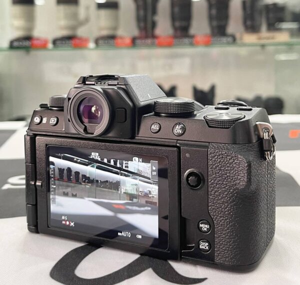 Fujifilm X-S10 Kit with XC 15-45mm f/3.5-5.6 OIS PZ Lens + Accessory Bundle