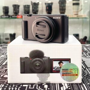 Sony ZV-1F entry-level vlogging camera with 20mm f/2.0 fixed lens and flip screen – like new condition