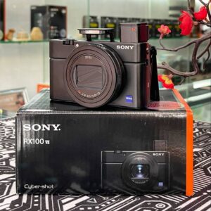 Sony RX100 VII "King of premium compacts" camera with 24-200mm f/2.8-4.5 Zeiss zoom lens – like new condition