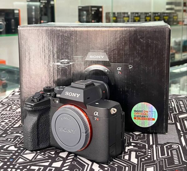 Sony A7R V flagship 61MP high-resolution mirrorless camera with AI autofocus and 8K video – excellent condition