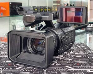 Sony PXW-Z190 professional 4K XDCAM camcorder with 25x zoom lens and wireless microphone – excellent condition