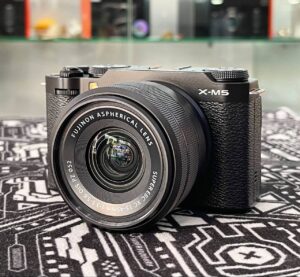 photo_2025-11-11_03-45-49 Fujifilm X-M5 26.1MP mirrorless camera with 15-45mm lens and wireless microphone – like new condition