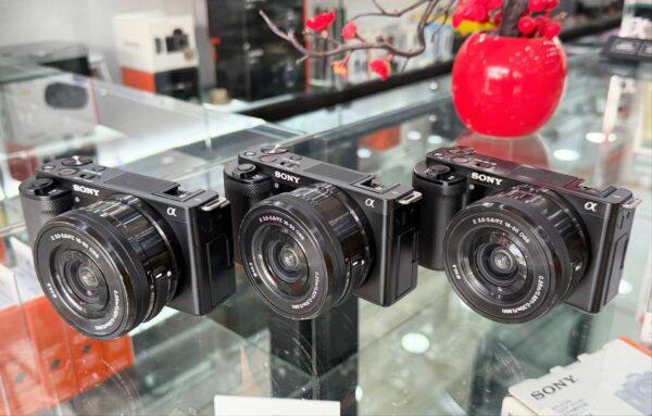 Sony ZV-E10L best-selling vlogging camera with 16-50mm power zoom lens and microphone – excellent condition