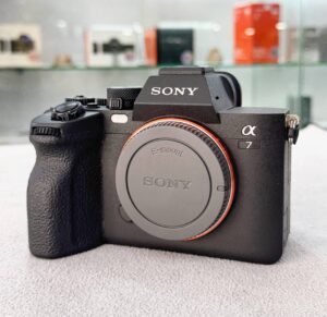Sony A7 IV 33MP full-frame hybrid mirrorless camera with flip screen – excellent condition