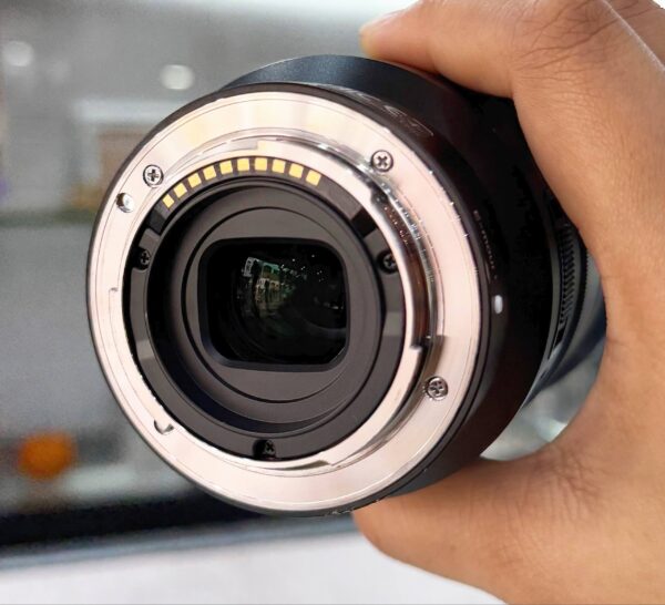 Sony E PZ 18-105mm f/4 G OSS Lens – Very Good Condition (96%) with UV Filter + Accessory Bundle