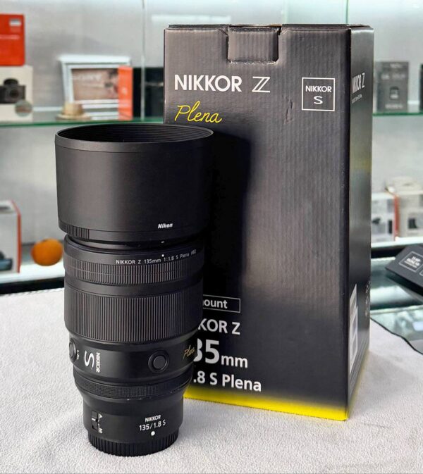 Nikon NIKKOR Z 135mm f/1.8 S Plena flagship portrait telephoto lens with circular bokeh and UV filter – excellent condition