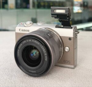 Canon EOS M100 24MP APS-C mirrorless camera with 15-45mm lens – very good condition