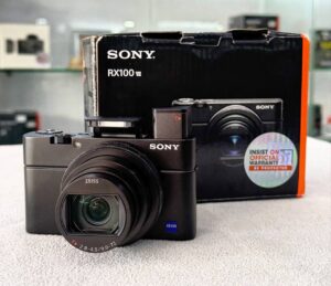 Sony RX100 VII premium compact camera with 24-200mm f/2.8-4.5 Zeiss zoom lens – excellent condition
