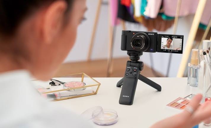 Sony RX100 vs ZV1 back view comparison at Camerion Cameras